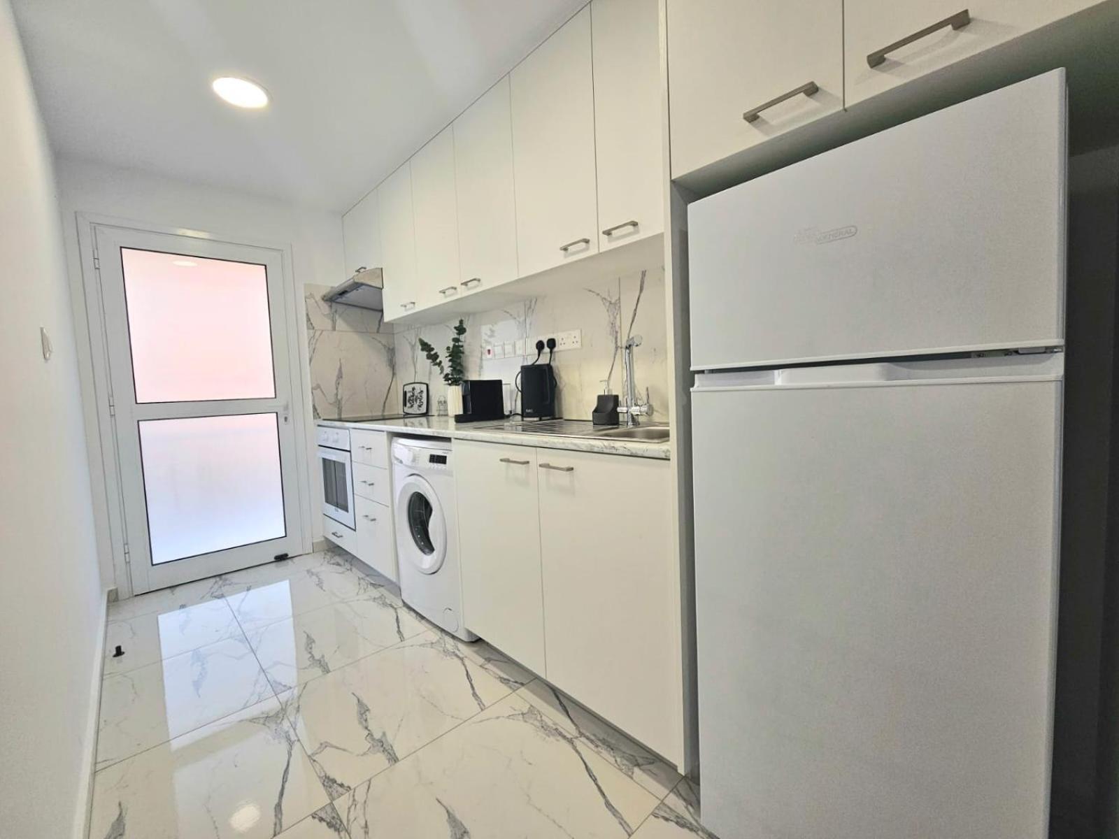 1Bd Beach Apartment Pafos Exterior foto