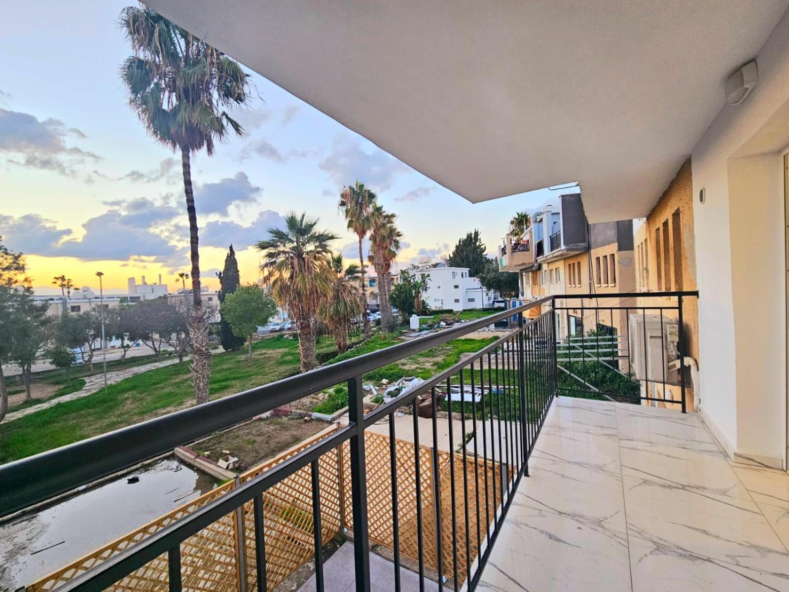 1Bd Beach Apartment Pafos Exterior foto